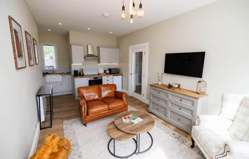 Living area, Stylish 2-Bed Apartment in the Heritage Quarter, Fife