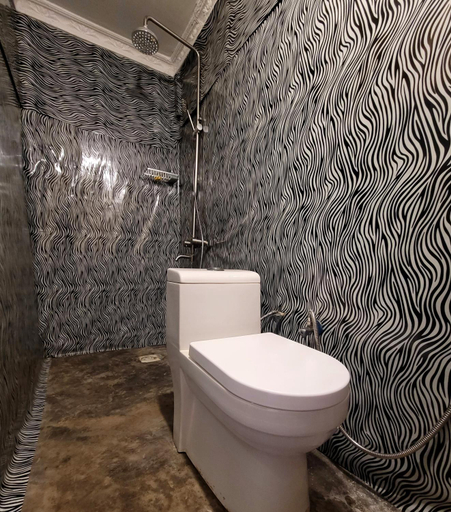 Bathroom 3, Patience Airport cottages, Siha