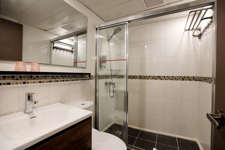 Bathroom 5, The Imperial Hotel, Kowloon