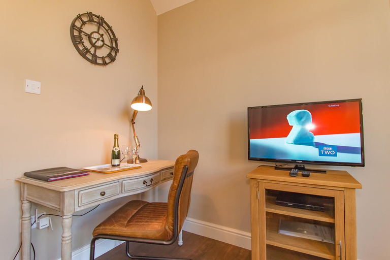 Others 3, Lord Raglan House One Bedroom with Parking, Windsor and Maidenhead