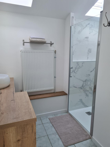 Bathroom 2, Les Hirondelles, Ille-et-Vilaine