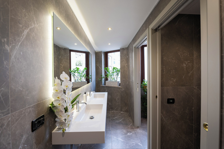 Bathroom 4, Carlton, Treviso