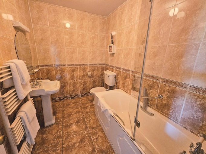 Bathroom 5, The Glenbeigh Hotel