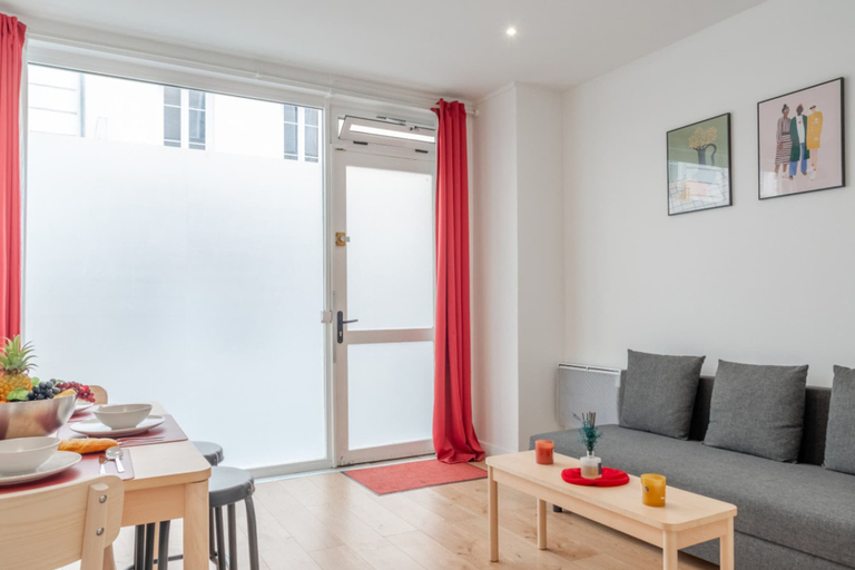 Room 4, Augereau2 6 pax in Paris, Paris