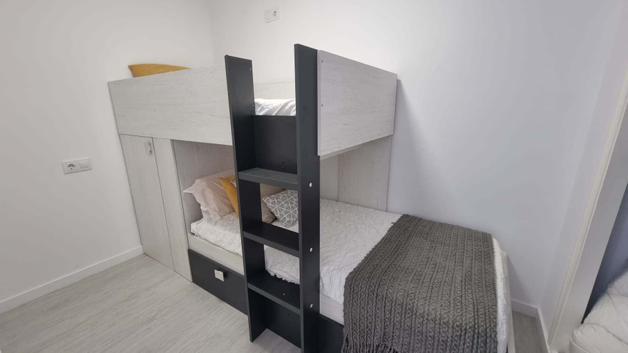 Room 5, Seaside Apartment Sleeps 6 With Balcony, Pontevedra