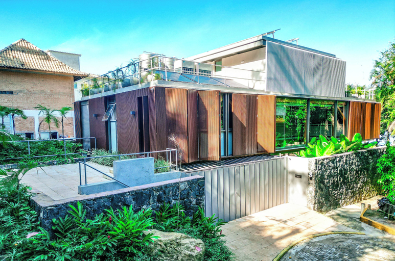 Exterior & Views