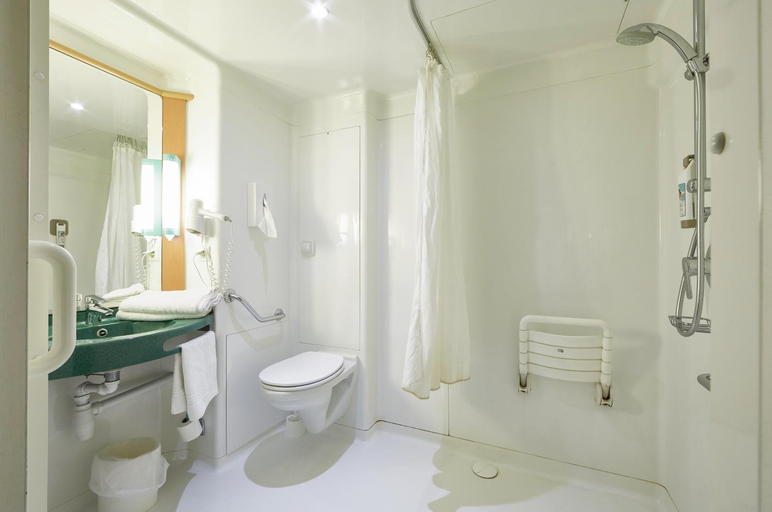 Bathroom 5, ibis London Shepherds Bush - Hammersmith, London