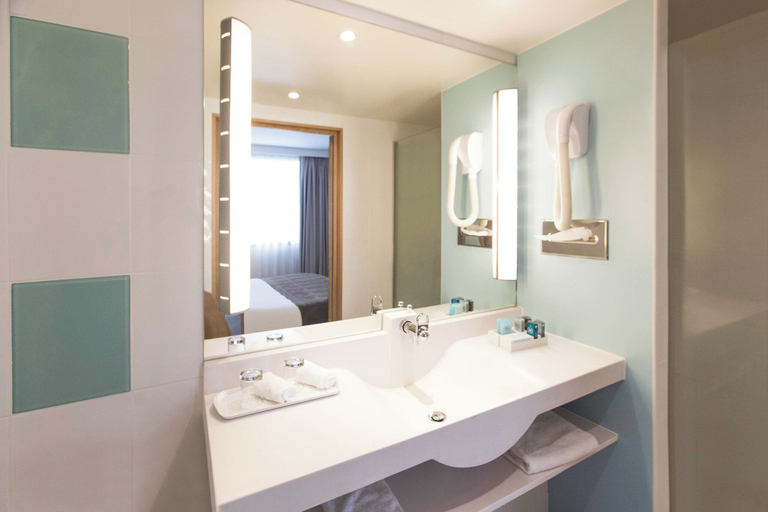 Bathroom 5, Novotel Paris Centre Gare Montparnasse, Paris