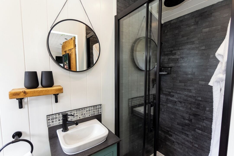 Bathroom, Willows Rest - 1 Bed Shepherd's Hut - Pentlepoir, Pembrokeshire
