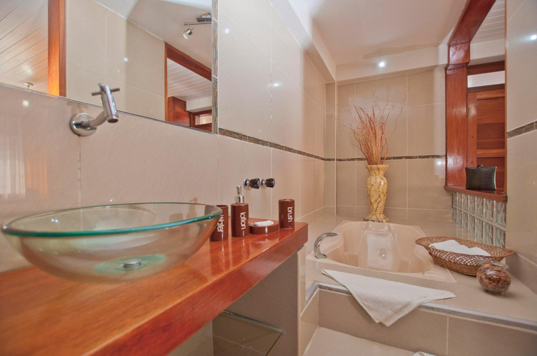 Bathroom 4, Hotel Cabana Quinta, Tambopata