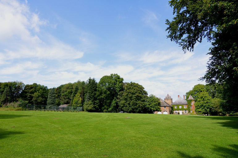 Garden 2, Delightful Castle in Bastogne With Bubble Bath, Luxembourg