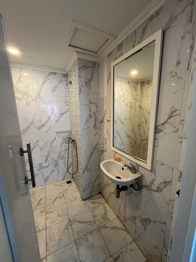 Bathroom 3, Hotel O Kebayoran, South Jakarta