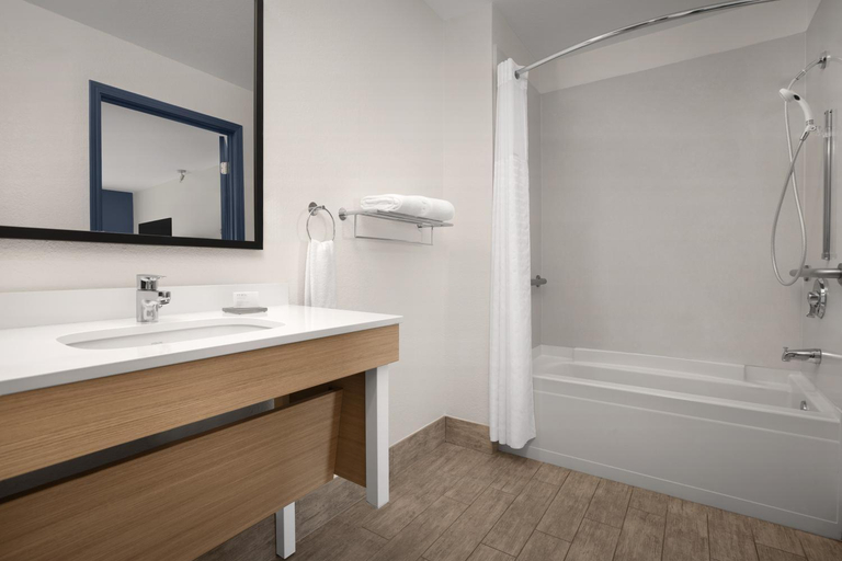 Bathroom, Spark by Hilton San Jose Airport, Santa Clara
