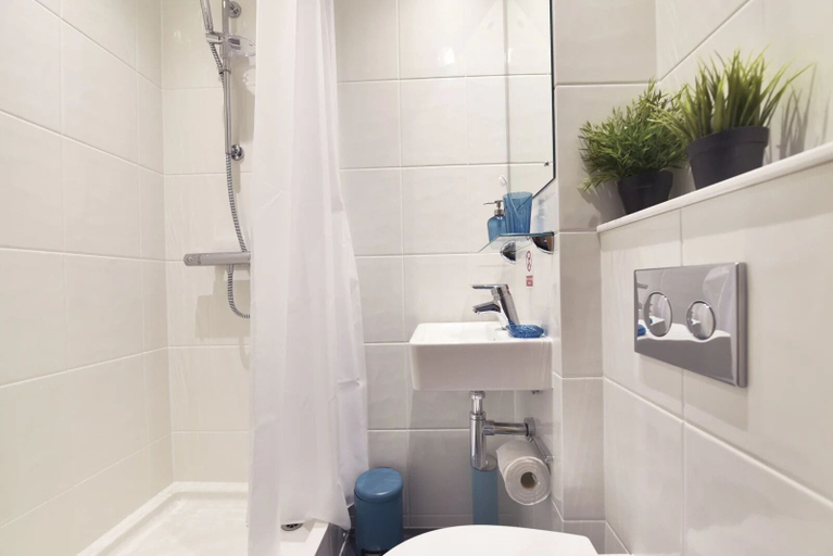 Bathroom 3, Raymont Hall, London