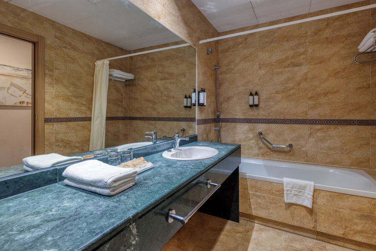Bathroom 5, Senator Cadiz Hotel, Cádiz