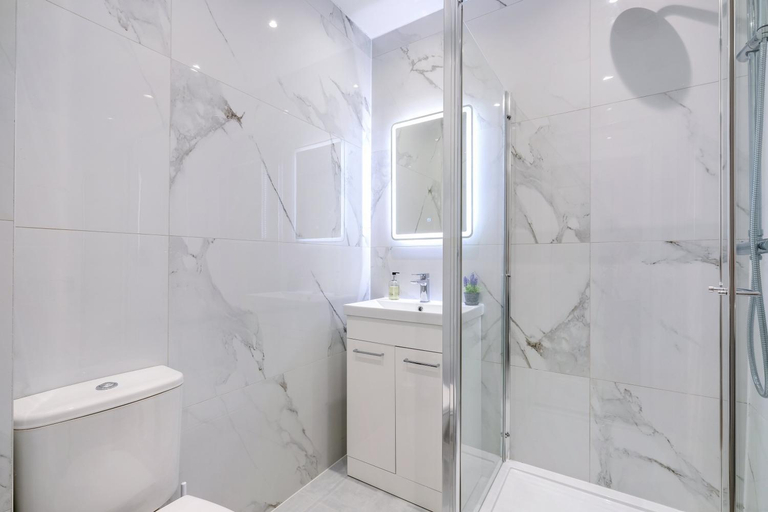 Bathroom 2, Modern 2 Bedroom Apartments Town Centre Camberley, Surrey