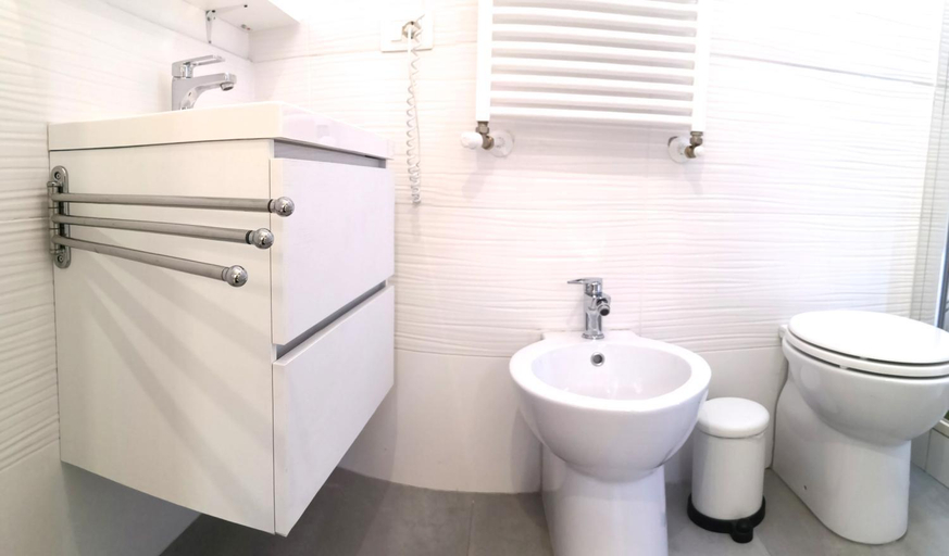 Bathroom 3, Bologna House, Bologna