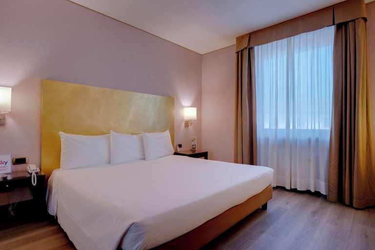 Bedroom 3, Hotel Nord, Lodi