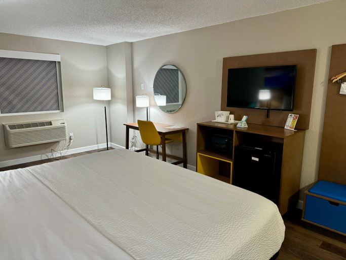 Bedroom 3, Days Inn by Wyndham Sarasota I-75, Sarasota