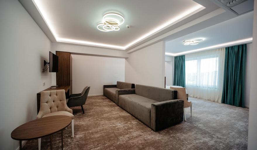Others 5, Hotel Ariata, Scheia