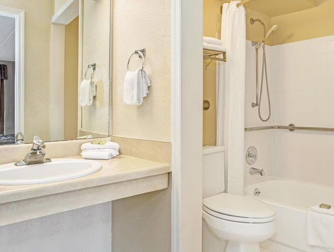 Bathroom 4, Quality Inn Mason Near Kings Island, Warren