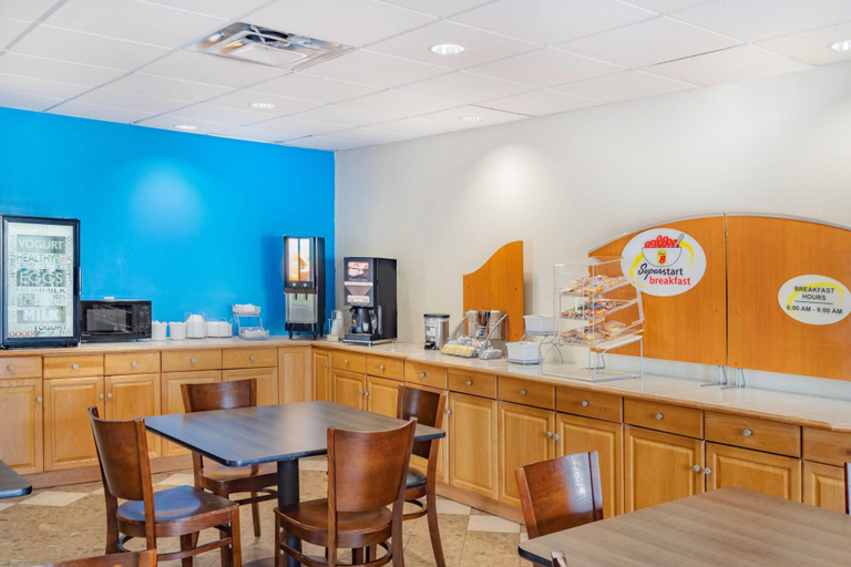 Food & Drinks 5, Super 8 by Wyndham Columbia, Maury