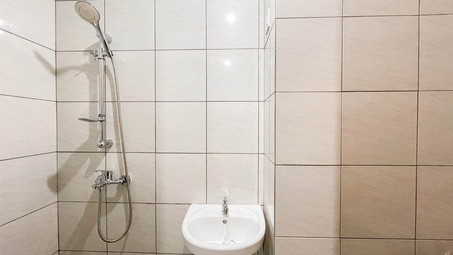 Bathroom 2, Basic Studio (No Kitchen) near UNHAS Bandaraya - Tallasa City Makassar Apartment By Travelio, Makassar