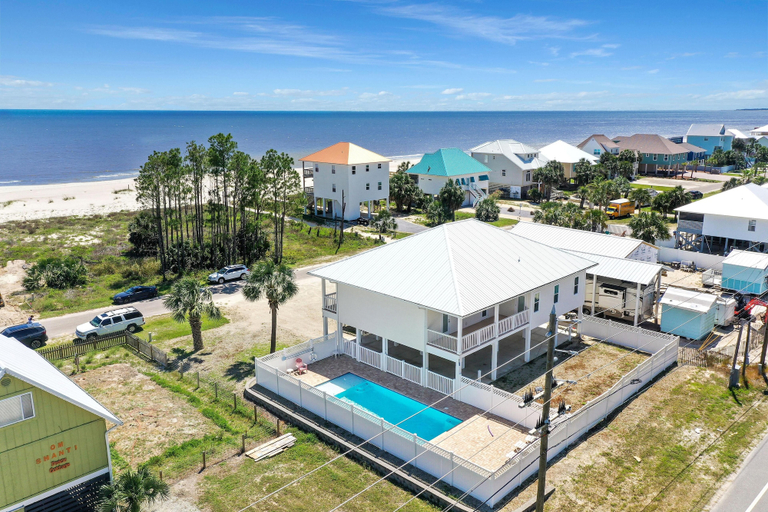 Exterior & Views 2, Treasure Road, Gulf