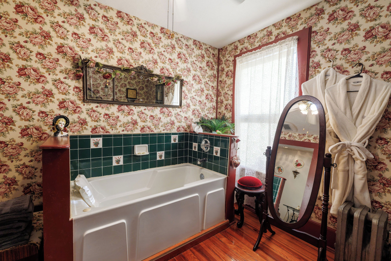 Bathroom 4, Alling House, Volusia
