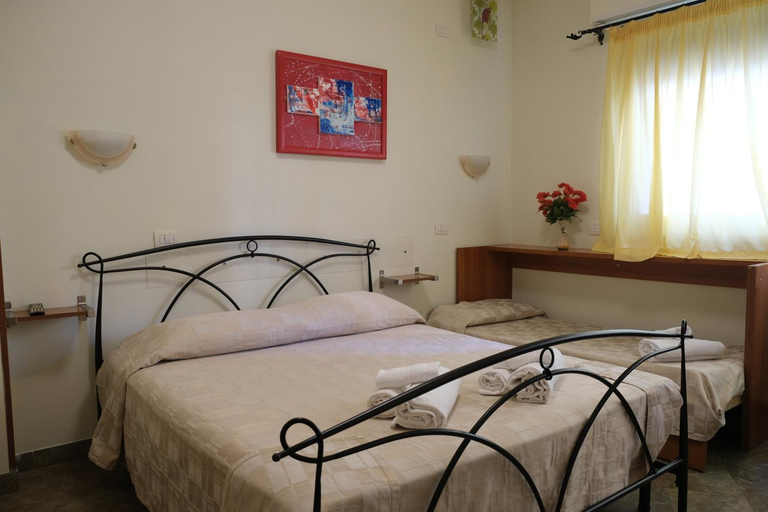 Bedroom 2, La Porta, Rome