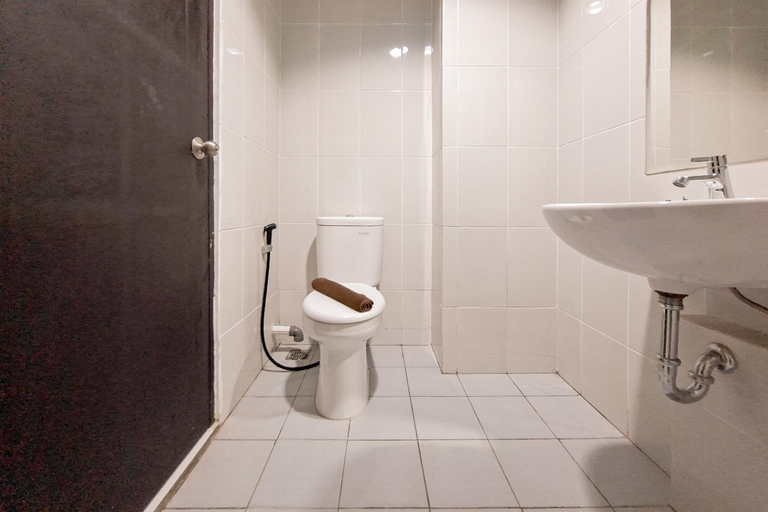 Bathroom 5, Cozy Studio Room at Casa de Parco Apartment By Travelio, Tangerang