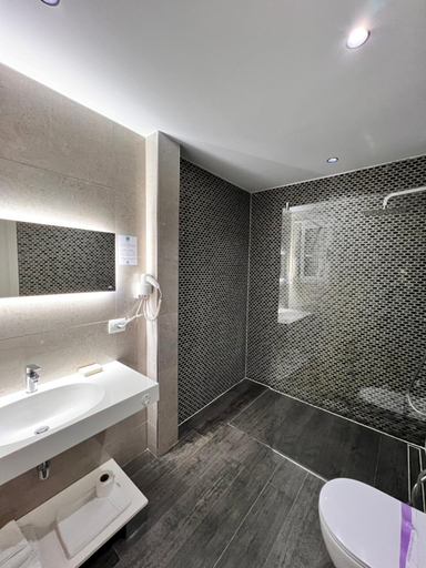 Bathroom 5, Maxi Room, Vlorës