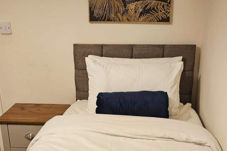 Room 2, House - Sleeps 8 - Parking - Station Close, Wolverhampton