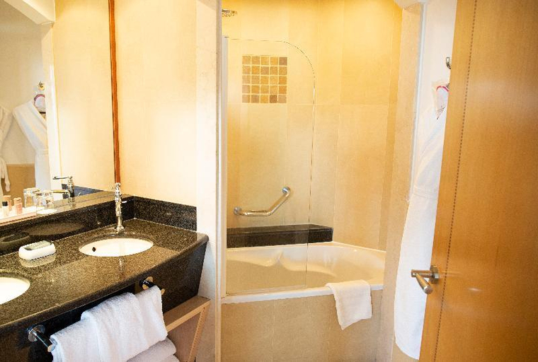 Bathroom 5, Grand Hotel Les Flamants Roses Thalasso & Spa, Pyrénées-Orientales
