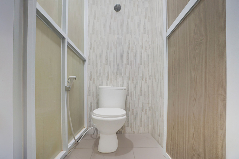 Bathroom 4, Hotel O MIOXIO Syariah Kost, Ponorogo