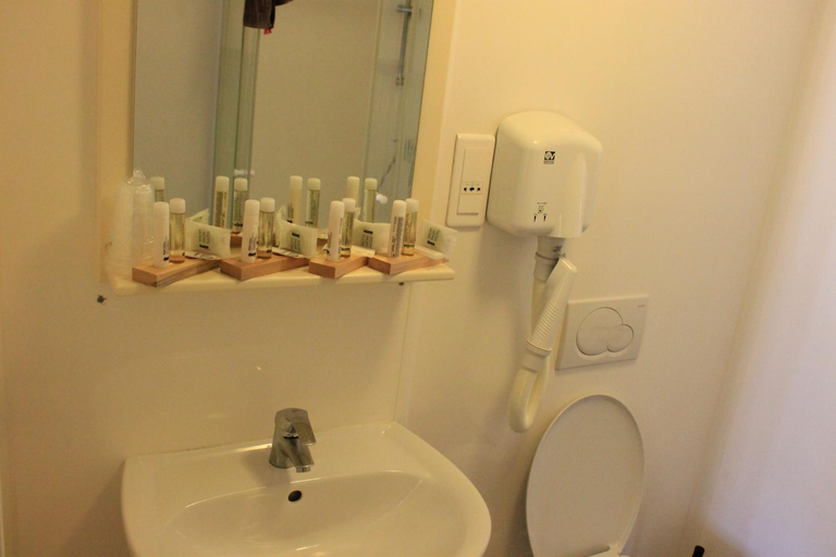 Bathroom 3, Hotel du lion d'or, Yonne
