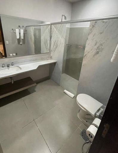 Bathroom 2, B&B Hotels Uberlândia, Uberlândia