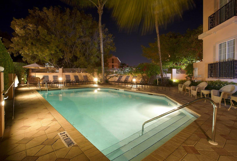 Sport & Beauty 4, The Capri Inn, Collier