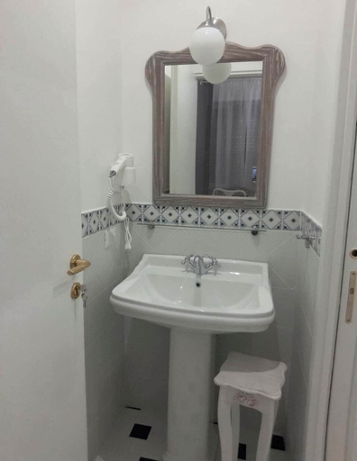 Bathroom 4, La piazzetta delle regine, Roma