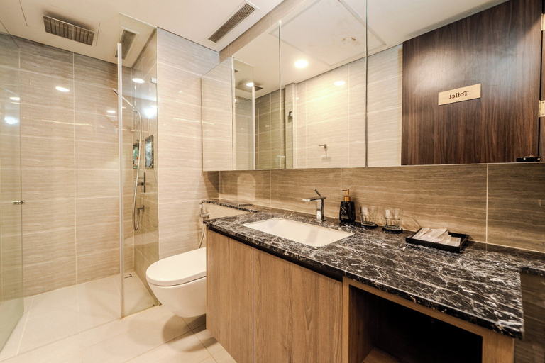 Bathroom 5, Royal Center Suites, District 3