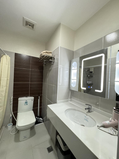 Bathroom 4, Bamboo Bay Community with Free wifi, pool and gym, Mandaue City