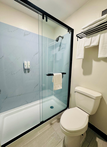 Bathroom 5, Quality Inn Wytheville, Wythe