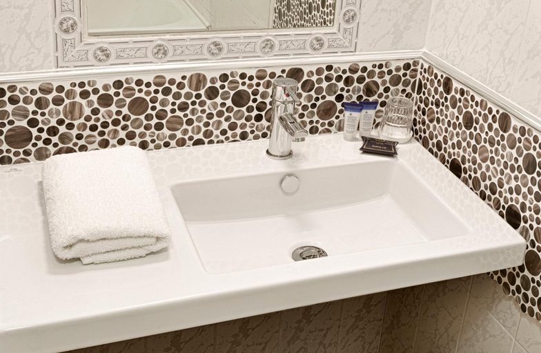 Bathroom 5, The North Star Hotel, Dublin