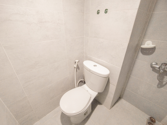 Bathroom 5, Simply Design Studio at Taman Melati Surabaya Apartment By Travelio, Surabaya