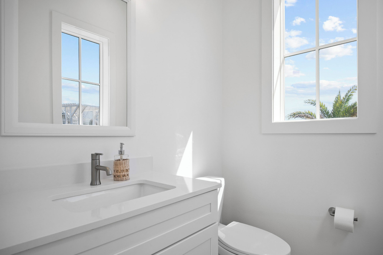 Bathroom 4, Angle of the Sun 301 SOU, Nueces