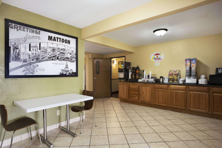 Food & Drinks, Super 8 by Wyndham Mattoon, Coles
