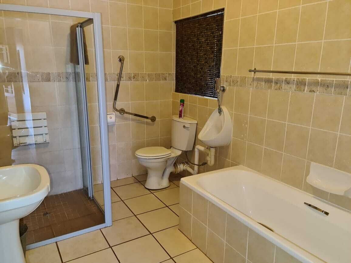 Bathroom 5, Acacia Guesthouse, John Taolo Gaetsewe