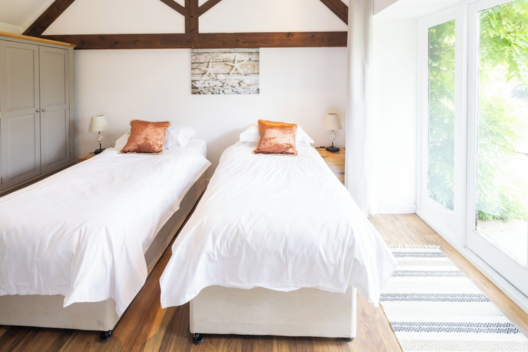 Room 2, Deer Cottage at Rowden Manor - Sleeps 5 & Parking, Wiltshire