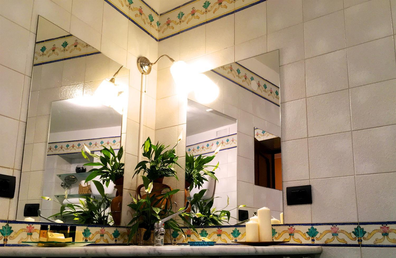 Bathroom 5, Residenza Viviani, Napoli