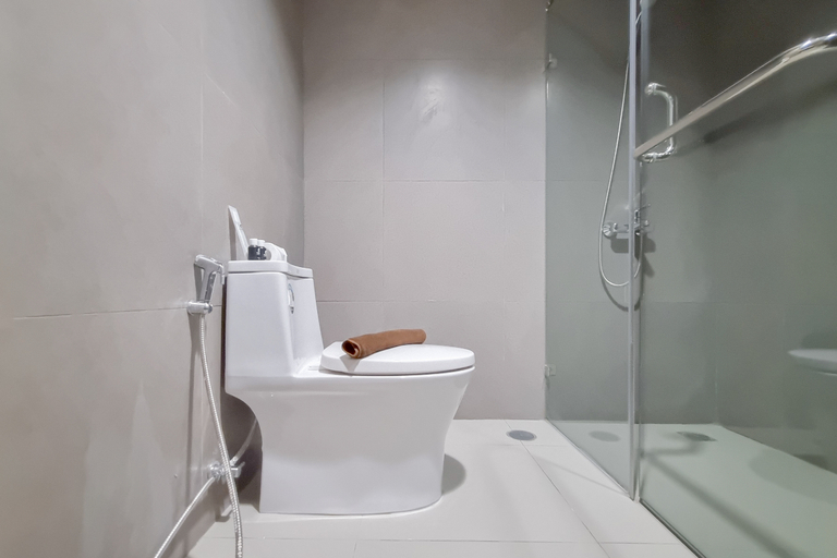 Bathroom 5, Minimalist 1BR at Patraland Amarta Apartment By Travelio, Sleman